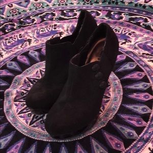 🖤Black faux suede heeled booties🖤